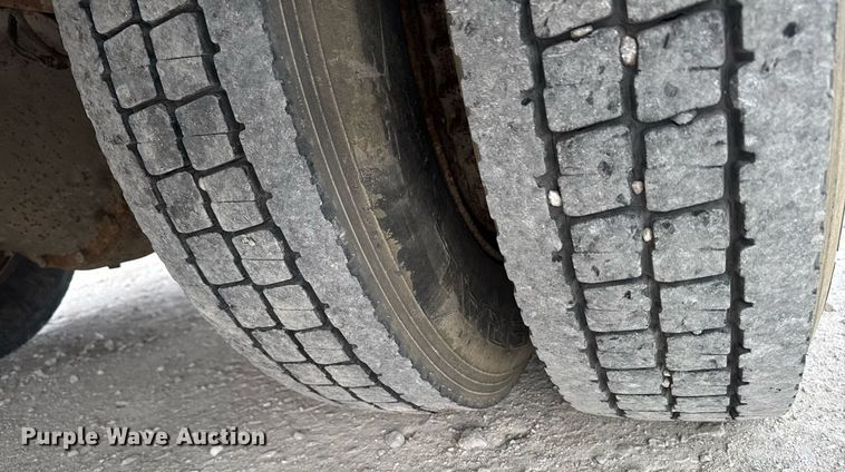 image for item DW2490 2000 International 3800 school bus