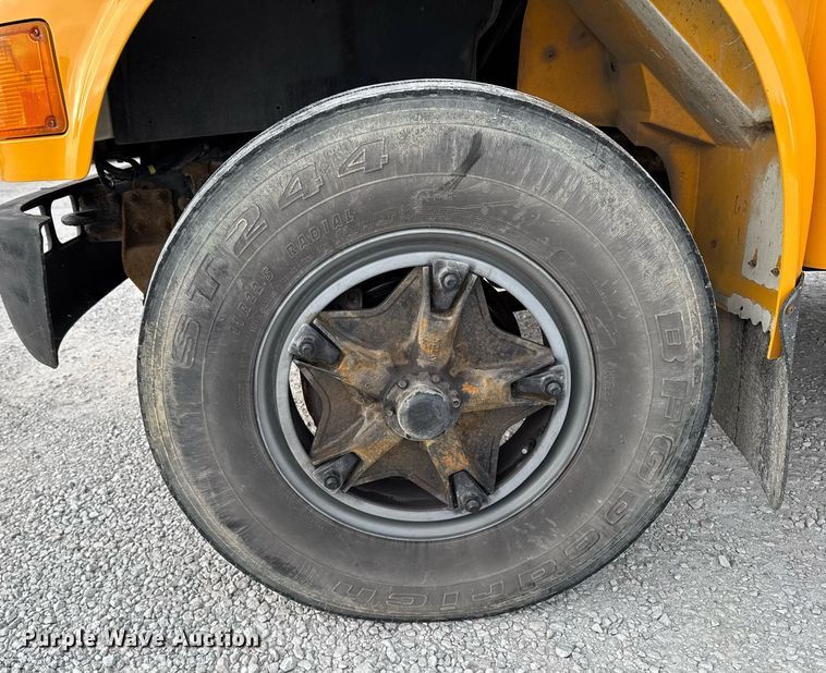 image for item DW2490 2000 International 3800 school bus