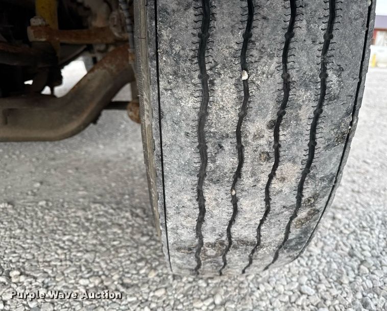 image for item DW2490 2000 International 3800 school bus