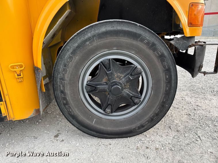 image for item DW2490 2000 International 3800 school bus