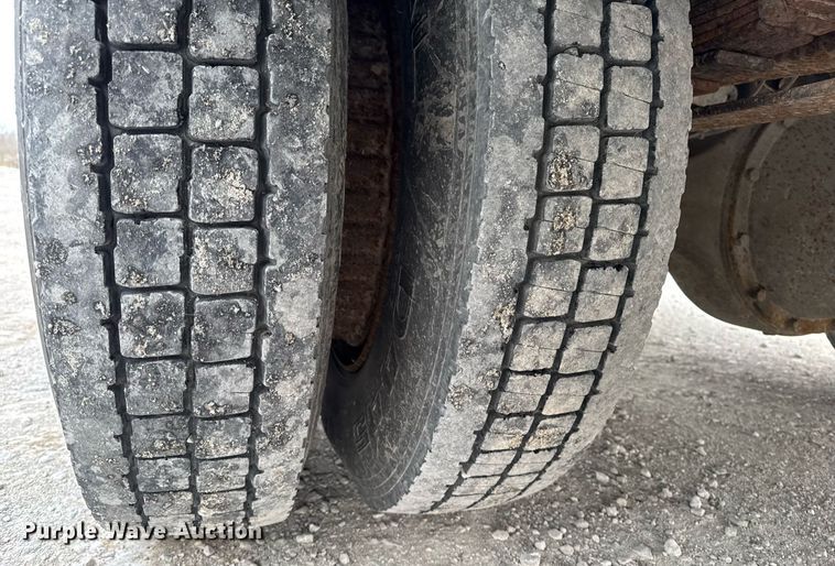 image for item DW2490 2000 International 3800 school bus