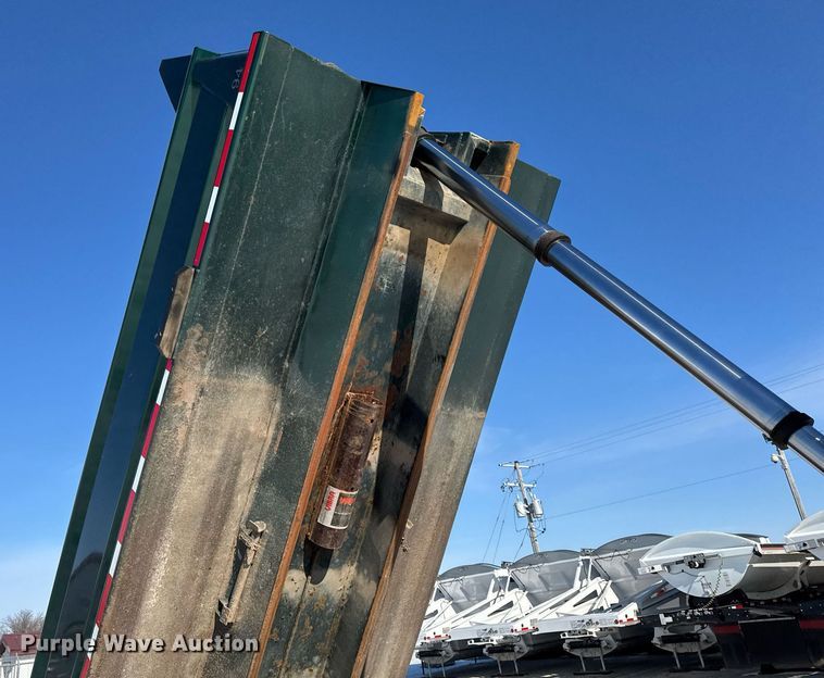 image for item DW2492 2007 Sterling LT9500 dump truck