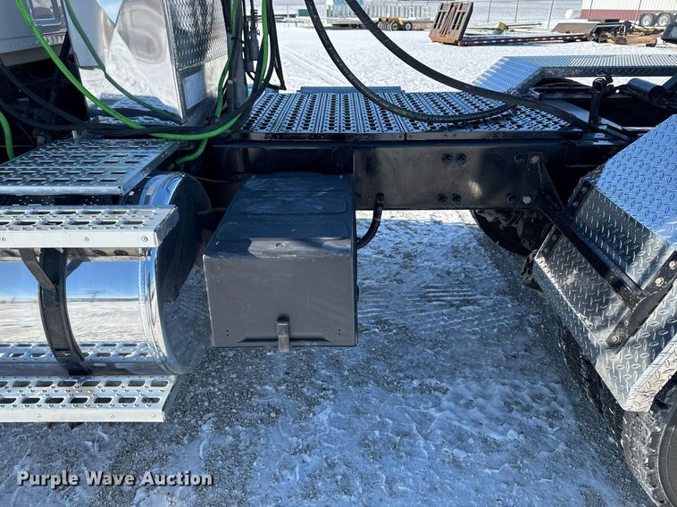 image for item DW2493 2002 Sterling LT9500 semi truck