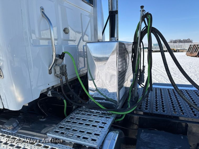 image for item DW2493 2002 Sterling LT9500 semi truck