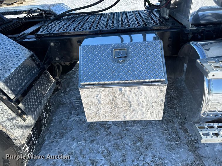 image for item DW2493 2002 Sterling LT9500 semi truck