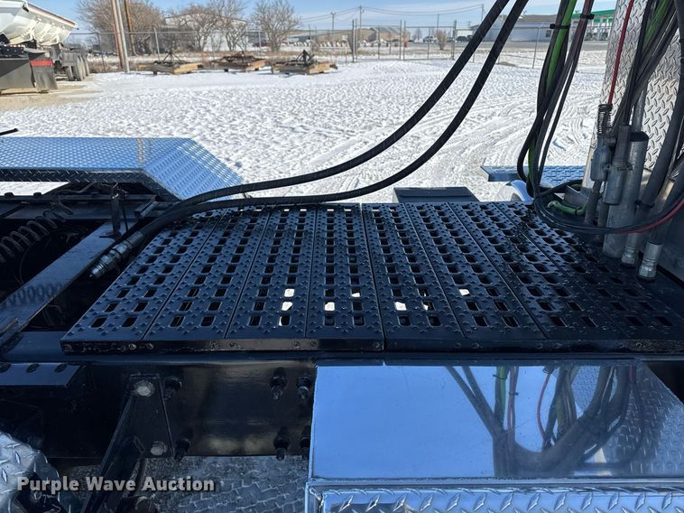 image for item DW2493 2002 Sterling LT9500 semi truck