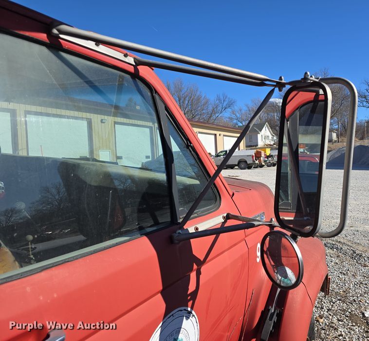 image for item DW3066 1996 Ford F700 dump truck