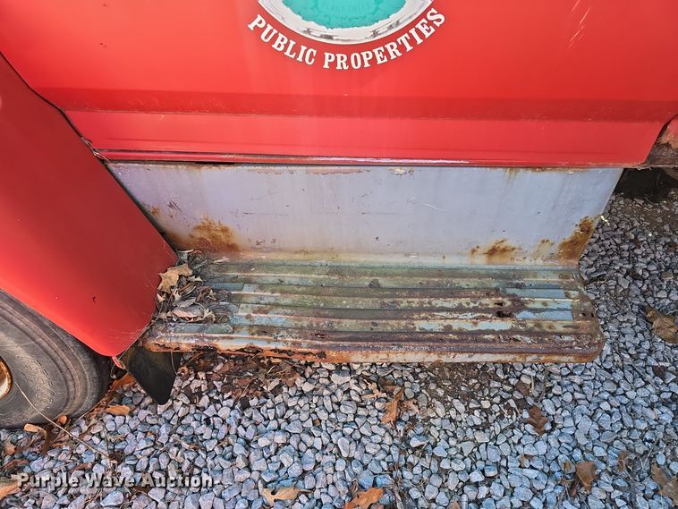 image for item DW3066 1996 Ford F700 dump truck