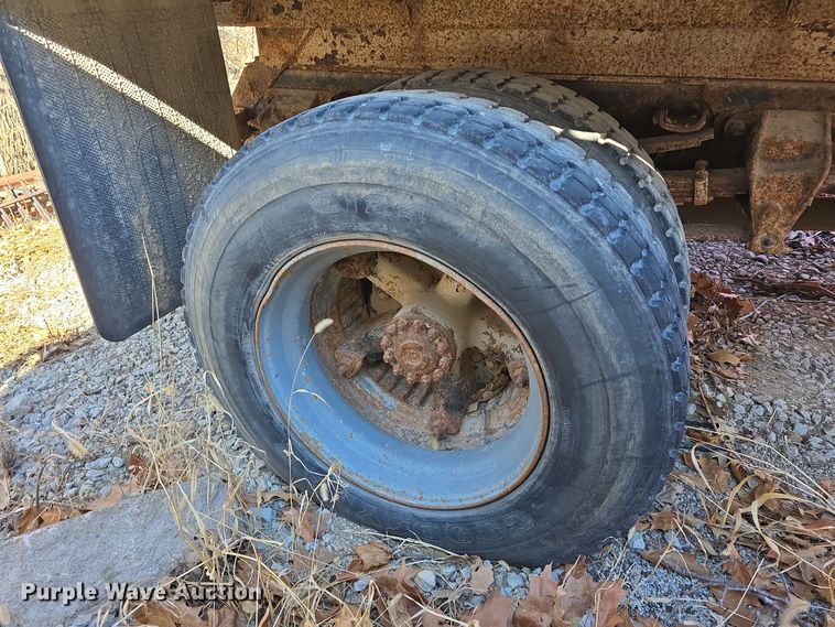 image for item DW3066 1996 Ford F700 dump truck