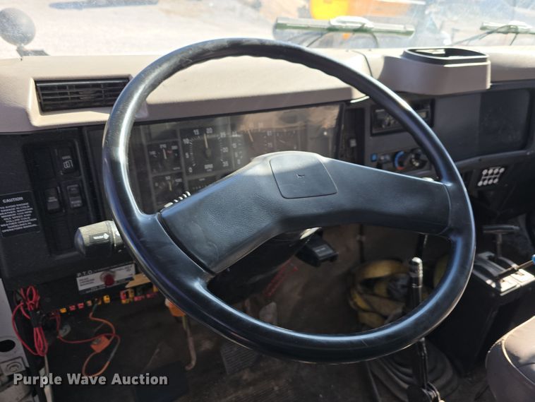 image for item DW3067 2000 International 4700 dump truck