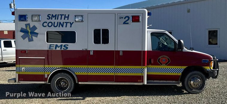 image for item DX3847 2003 Ford E450 Super Duty ambulance