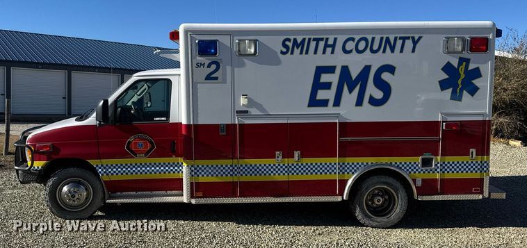 image for item DX3847 2003 Ford E450 Super Duty ambulance