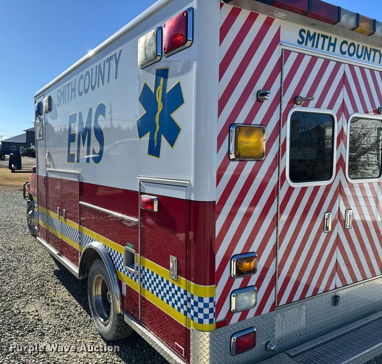 image for item DX3847 2003 Ford E450 Super Duty ambulance