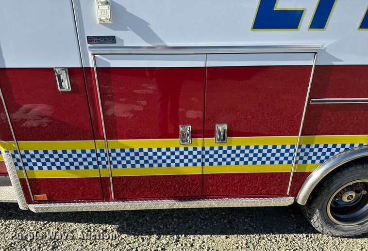 image for item DX3847 2003 Ford E450 Super Duty ambulance
