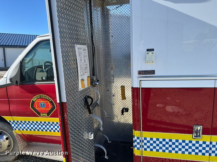 image for item DX3847 2003 Ford E450 Super Duty ambulance