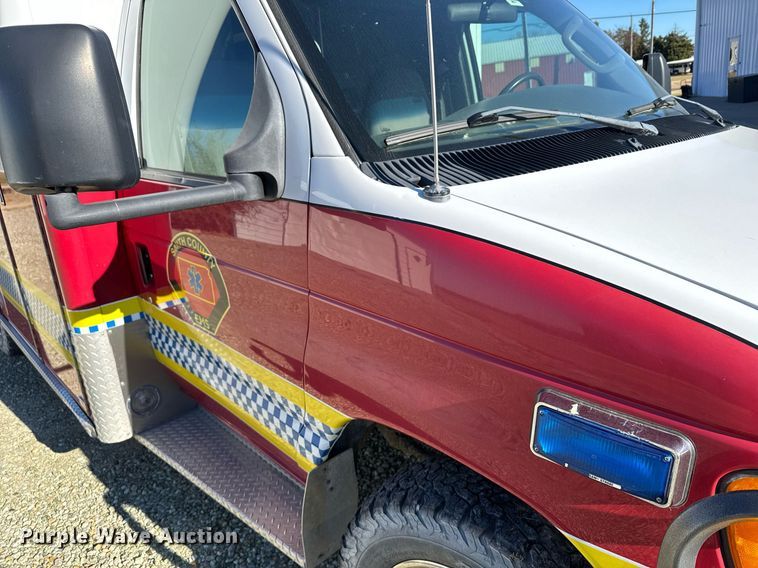 image for item DX3847 2003 Ford E450 Super Duty ambulance