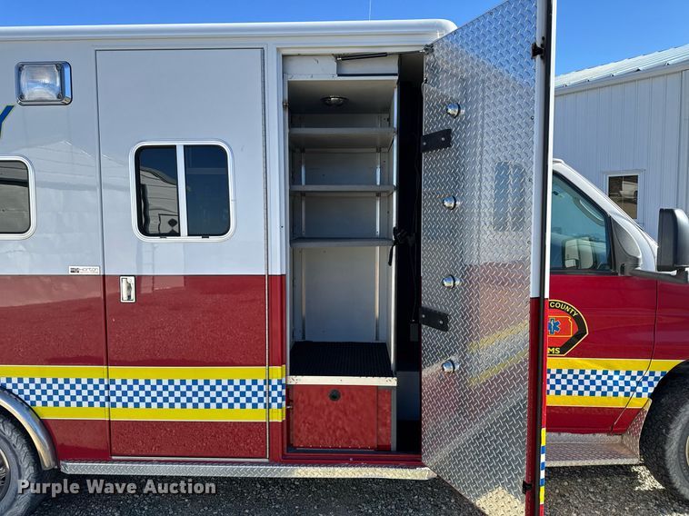 image for item DX3847 2003 Ford E450 Super Duty ambulance