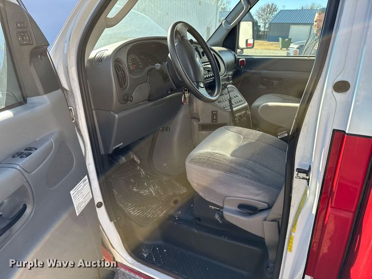 image for item DX3847 2003 Ford E450 Super Duty ambulance