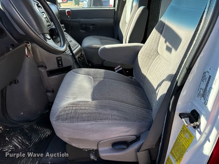 image for item DX3847 2003 Ford E450 Super Duty ambulance