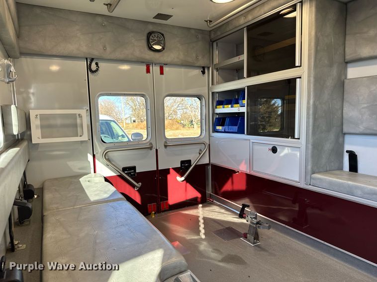image for item DX3847 2003 Ford E450 Super Duty ambulance