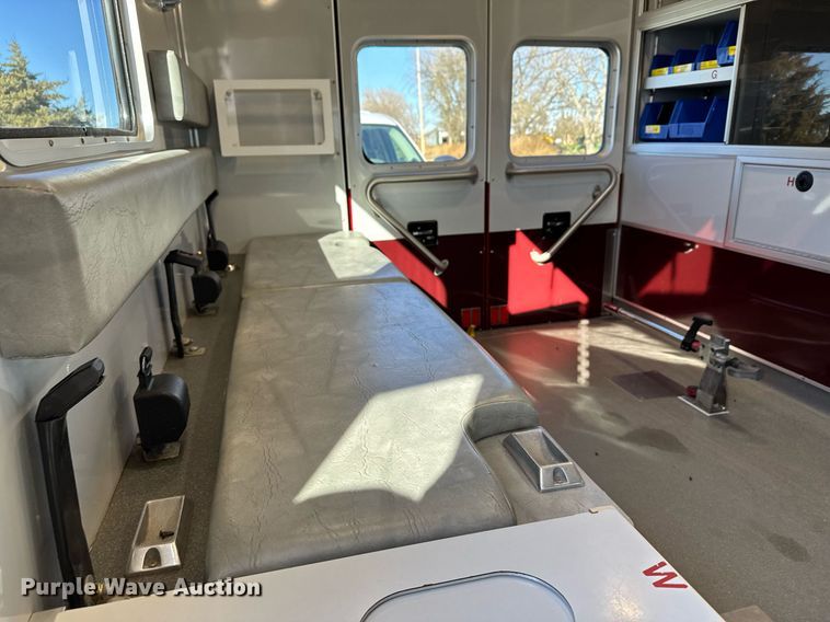 image for item DX3847 2003 Ford E450 Super Duty ambulance