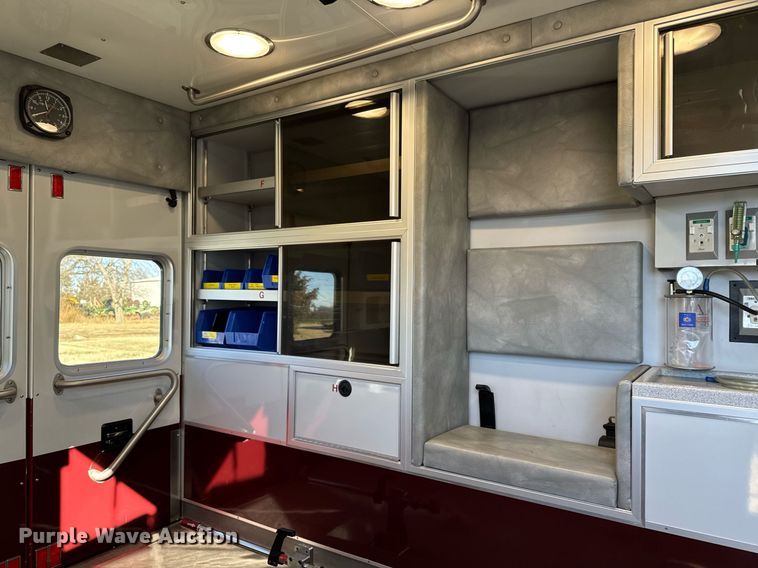 image for item DX3847 2003 Ford E450 Super Duty ambulance