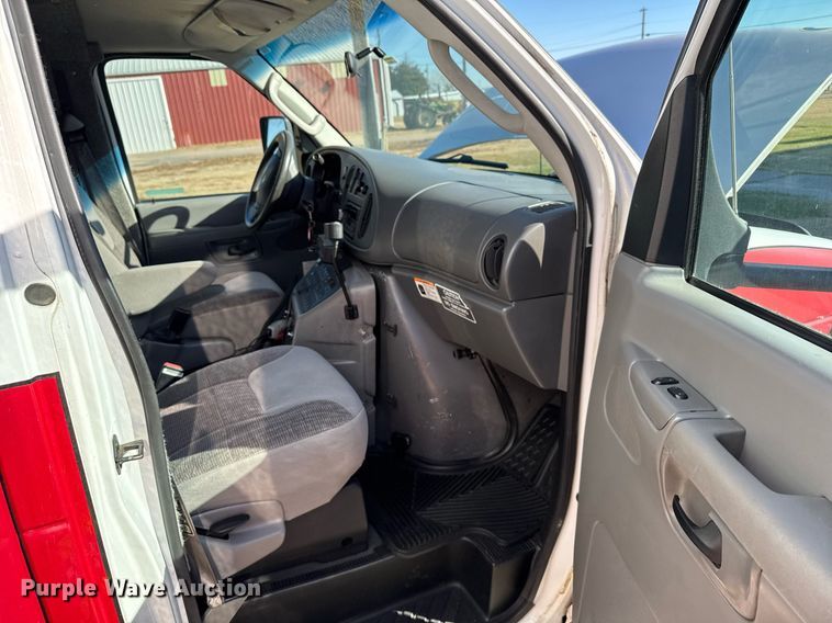 image for item DX3847 2003 Ford E450 Super Duty ambulance