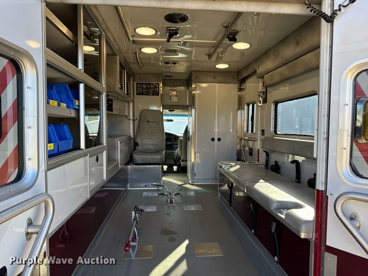 image for item DX3847 2003 Ford E450 Super Duty ambulance