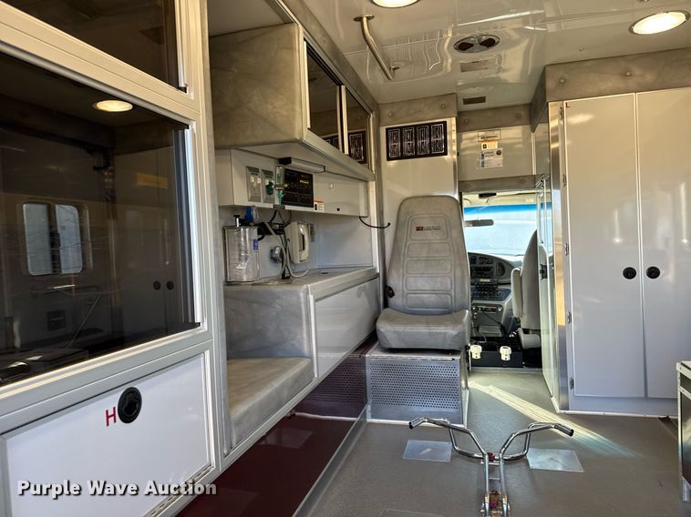 image for item DX3847 2003 Ford E450 Super Duty ambulance