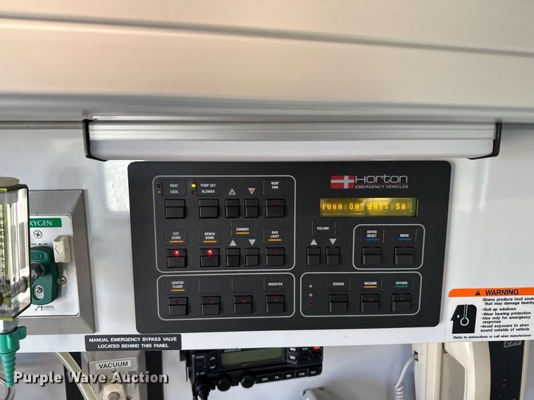 image for item DX3847 2003 Ford E450 Super Duty ambulance