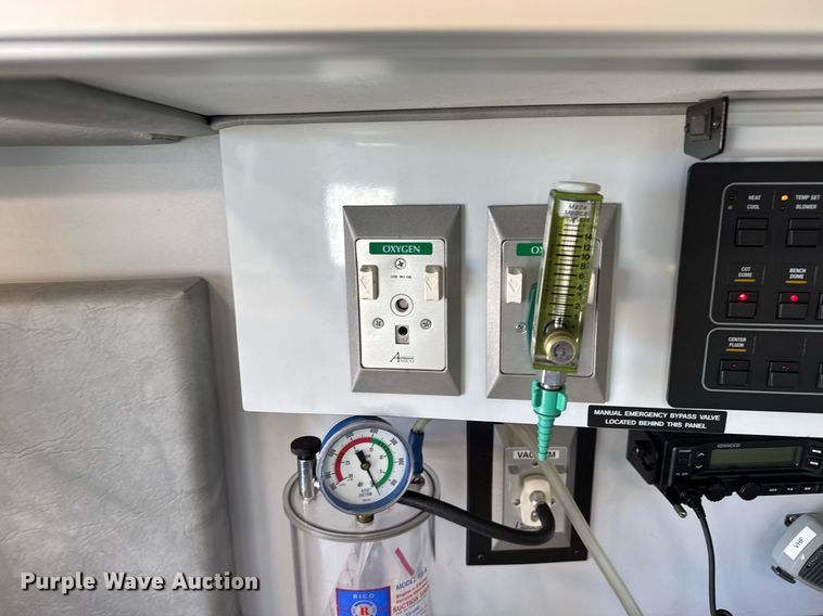 image for item DX3847 2003 Ford E450 Super Duty ambulance