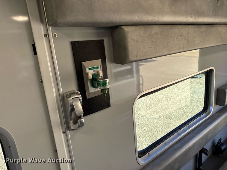 image for item DX3847 2003 Ford E450 Super Duty ambulance