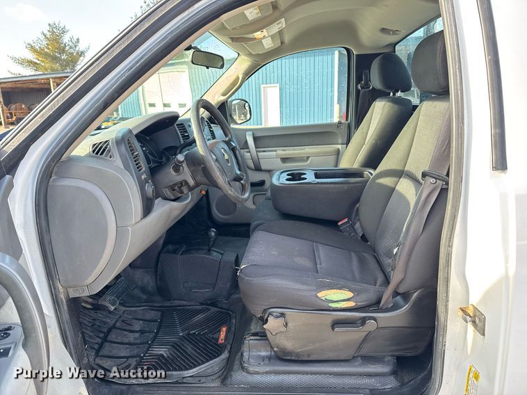 image for item EG7153 2010 Chevrolet Silverado 1500 pickup truck