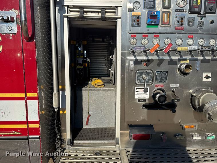 image for item EG7986 2001 Spartan Gladiator pumper fire truck