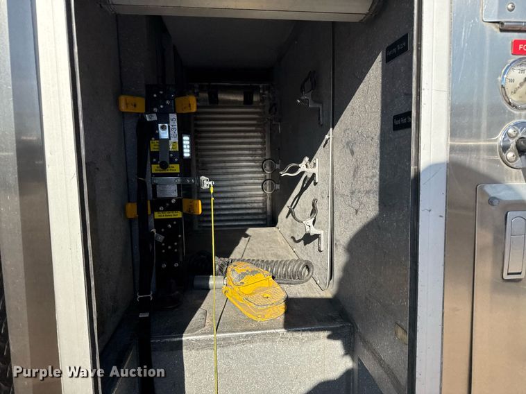 image for item EG7986 2001 Spartan Gladiator pumper fire truck