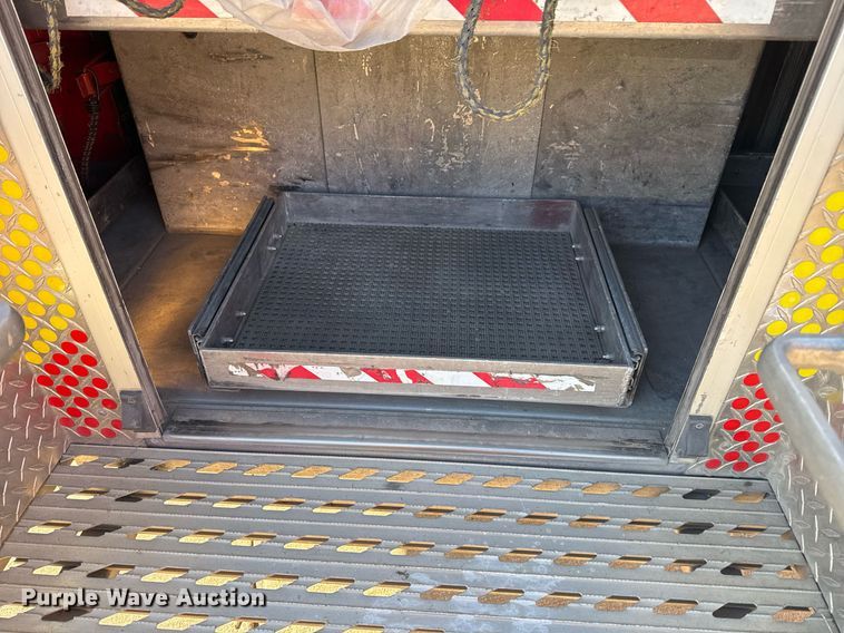 image for item EG7986 2001 Spartan Gladiator pumper fire truck