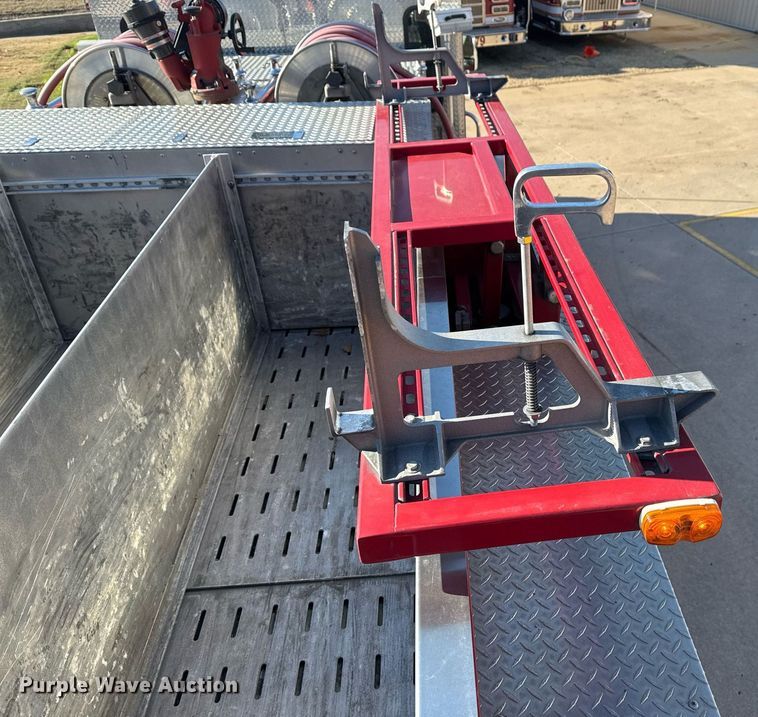 image for item EG7986 2001 Spartan Gladiator pumper fire truck