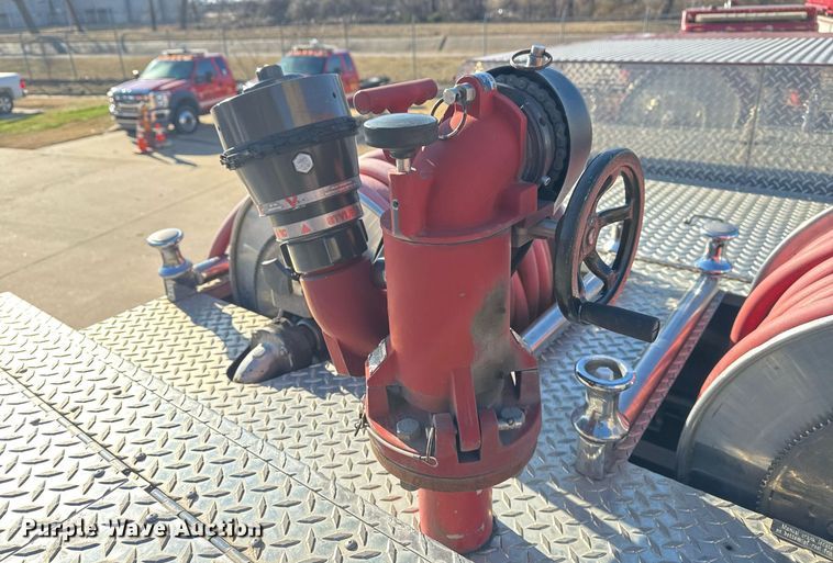 image for item EG7986 2001 Spartan Gladiator pumper fire truck