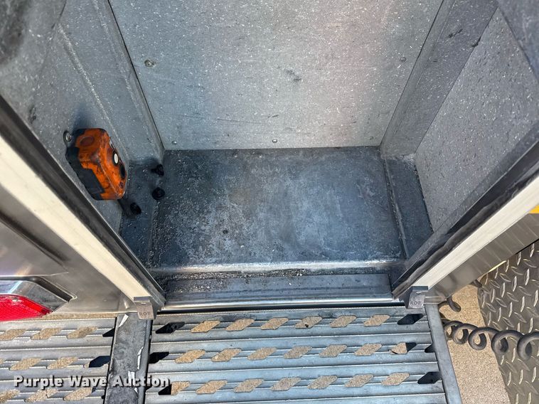 image for item EG7986 2001 Spartan Gladiator pumper fire truck