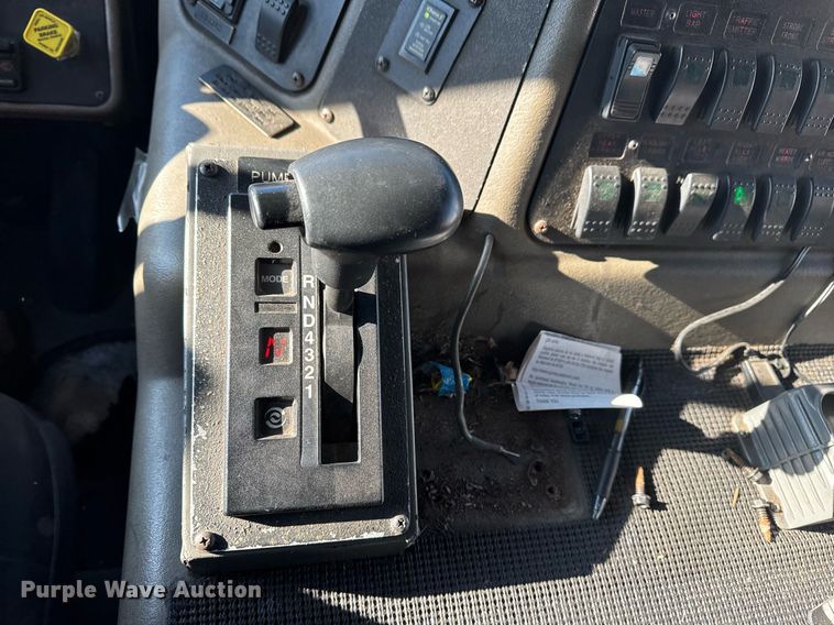 image for item EG7986 2001 Spartan Gladiator pumper fire truck