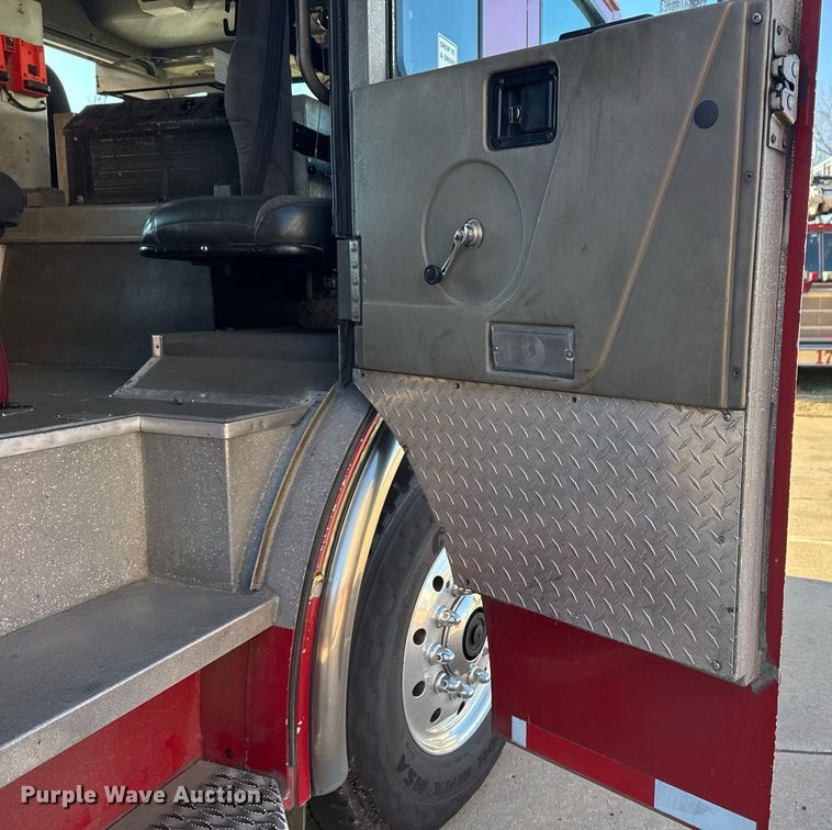 image for item EG7986 2001 Spartan Gladiator pumper fire truck