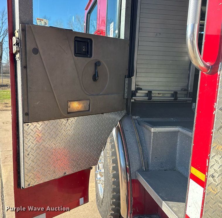 image for item EG7986 2001 Spartan Gladiator pumper fire truck