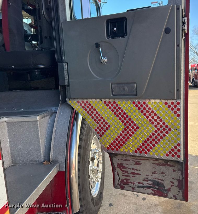 image for item EG7987 2002 Spartan Gladiator pumper fire truck