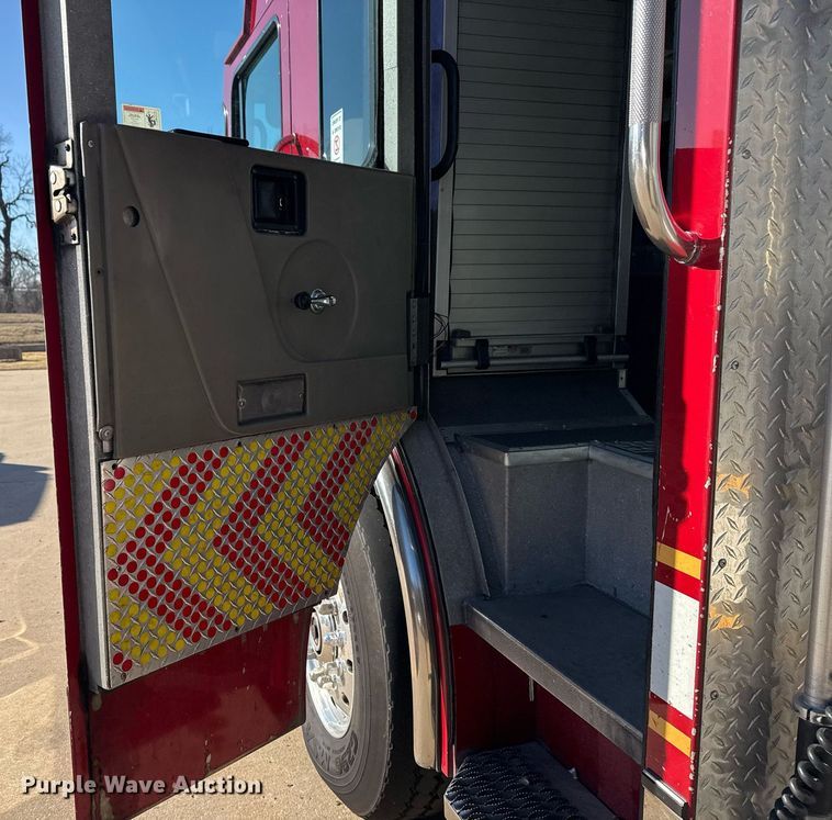 image for item EG7987 2002 Spartan Gladiator pumper fire truck