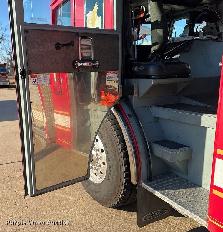 image for item EG7988 2002 Pierce ladder fire truck