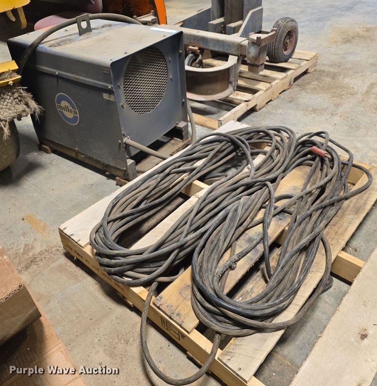 image for item EH8535 1982 Miller Dialarc 250 welder