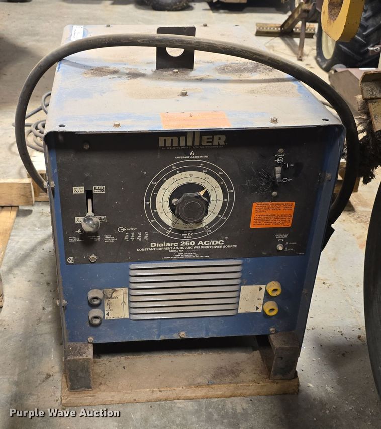 image for item EH8535 1982 Miller Dialarc 250 welder