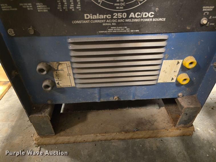 image for item EH8535 1982 Miller Dialarc 250 welder