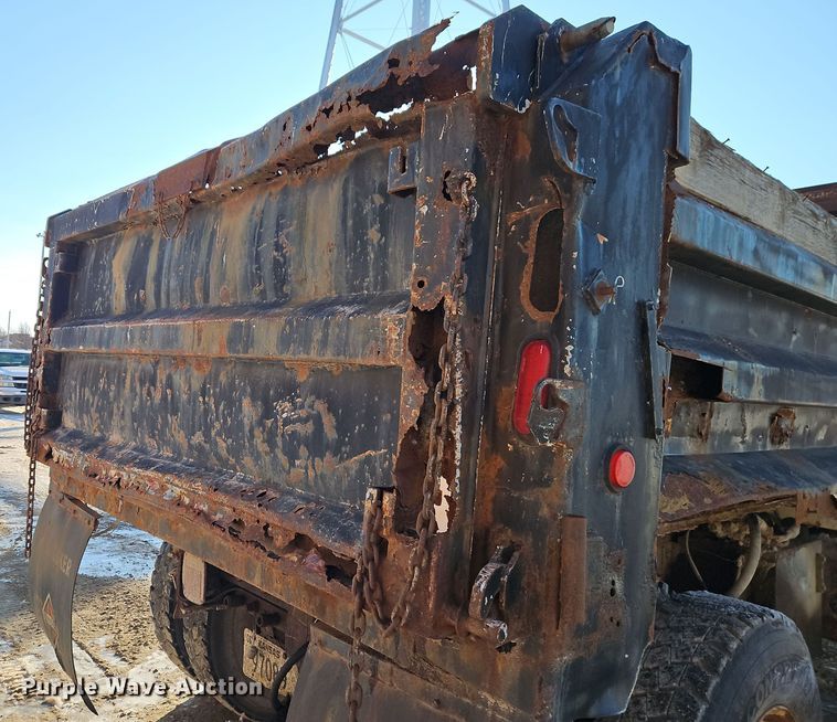 image for item EI8791 2000 International 4700 dump truck