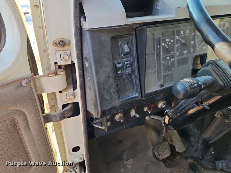 image for item EI8791 2000 International 4700 dump truck